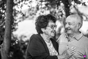photographe-reportage-exterieur-anniversaire-80ans-mariage-landes-duhort-bachen-couple-rires